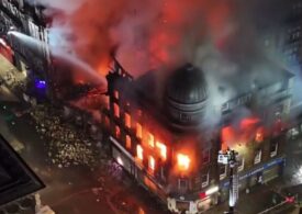 Un incendiu uriaș închide cea mai aglomerată gară din Scoția. Zeci de pompieri se luptă cu flăcările (Video)