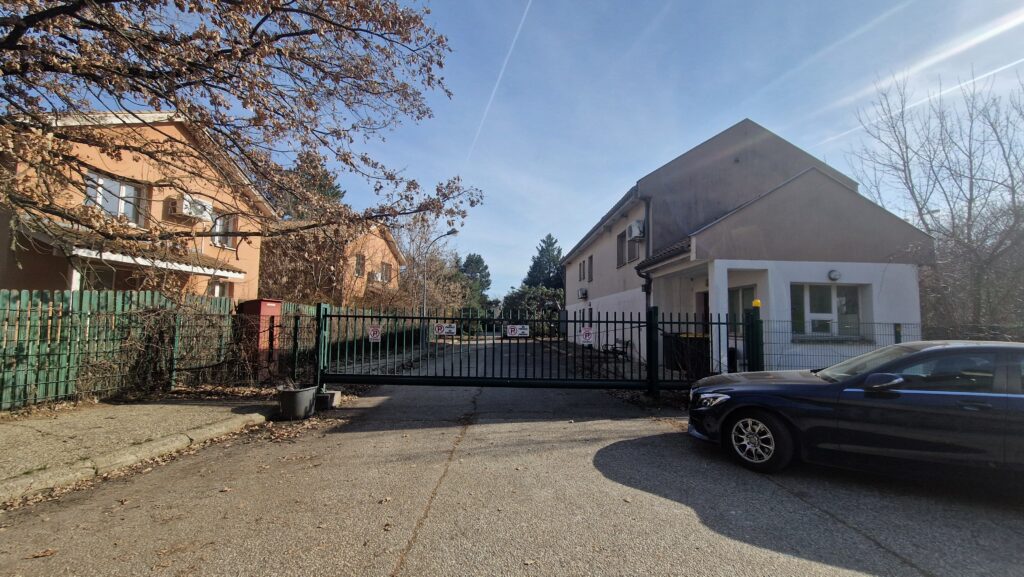 intrarea dinspre Strada Grigore Gafencu în Satul 