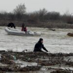 Inundații în Vrancea: evacuări în miez de noapte, mulți localnici refuză să plece din case