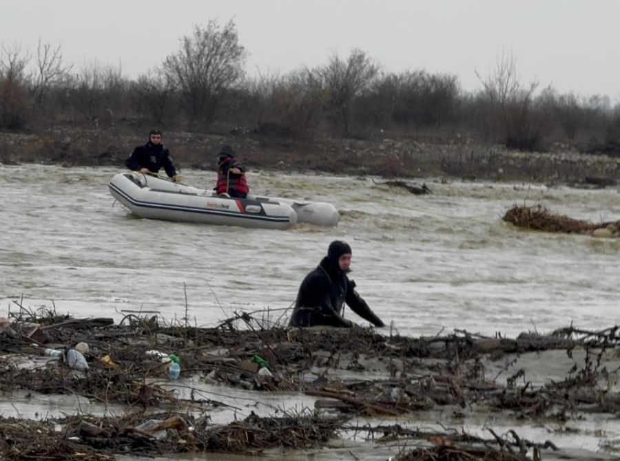 Inundații în Vrancea: evacuări în miez de noapte, mulți localnici refuză să plece din case
