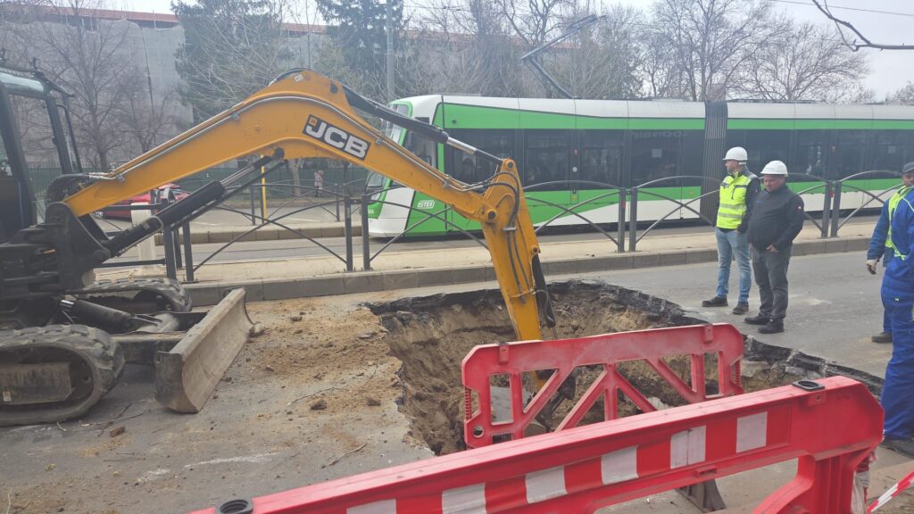 O șosea importantă din București s-a surpat. Trafic restricționat și intervenție Termoenergetica (Foto)