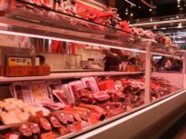 Ministrul Agriculturii cere intervenția Consiliului Concurenței: Nu poți să vinzi la poarta fermei porcul viu cu 4,8 lei, iar la raft să nu găsești carne sub 17-18 lei