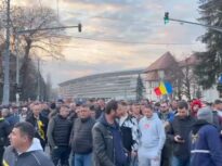 Sute de mineri au pornit în marș prin Târgu Jiu; mai multe străzi sunt blocate (Video)