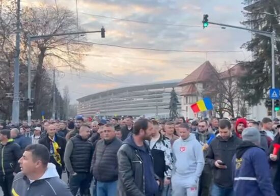 Sute de mineri au pornit în marș prin Târgu Jiu; mai multe străzi sunt blocate (Video)