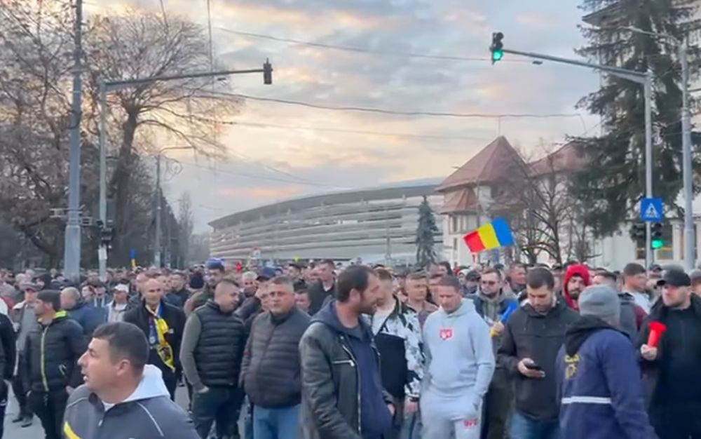 Sute de mineri au pornit în marș prin Târgu Jiu; mai multe străzi sunt blocate (Video)