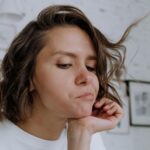 Este adevărat că atunci când smulgem un fir de păr alb cresc mai multe în loc?