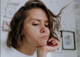 Este adevărat că atunci când smulgem un fir de păr alb cresc mai multe în loc?