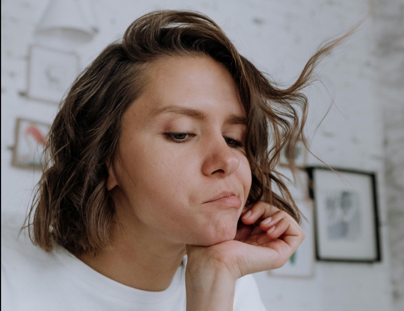 Este adevărat că atunci când smulgem un fir de păr alb cresc mai multe în loc?