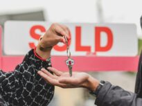 Români păcăliți cu „case la cheie”. Prejudiciu de peste 1,6 milioane de lei, un suspect reținut