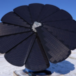 Panoul solar care „înflorește” în fiecare dimineață și urmărește soarele până la apus
