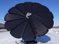 Panoul solar care „înflorește” în fiecare dimineață și urmărește soarele până la apus