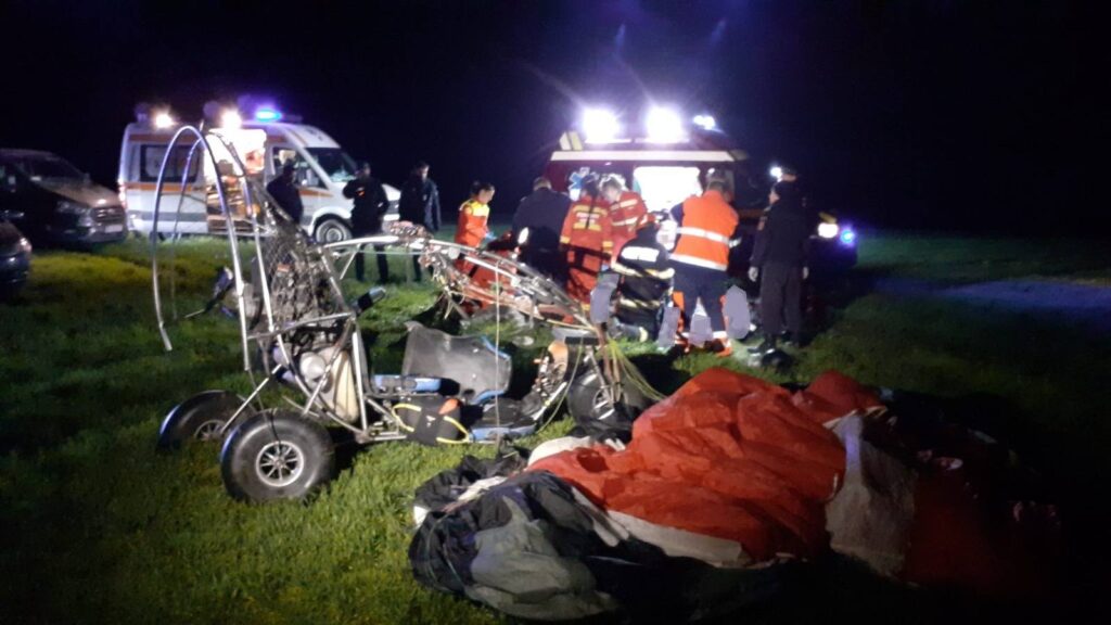 O parapantă cu motor s-a prăbușit în Bihor. Pilotul și o tânără au murit