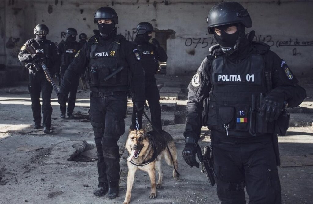 Un bărbat care arunca cu pietre în trecători și mașini a fost împușcat în picior de mascați după a atacat cu sabia un polițist (Video)