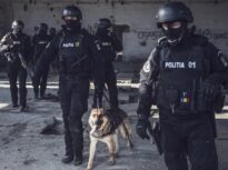 Un bărbat care arunca cu pietre în trecători și mașini a fost împușcat în picior de mascați după a atacat cu sabia un polițist (Video)