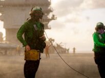 Incendiul de pe cel mai mare portavion al SUA a făcut ravagii: Flăcările au fost stinse după mai bine de 30 de ore, iar 600 de marinari dorm acum pe podea