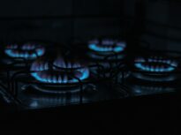 Războiul din Iran împinge din nou în sus prețurile energiei și lovește bursele europene. Gazul sare cu peste 23%, petrolul trece de 80 de dolari