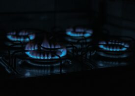 Războiul din Iran împinge din nou în sus prețurile energiei și lovește bursele europene. Gazul sare cu peste 23%, petrolul trece de 80 de dolari