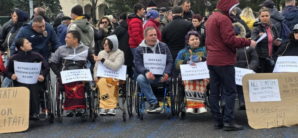 Protest al persoanelor cu dizabilități în fața Guvernului. Ce revendicări au (Foto)