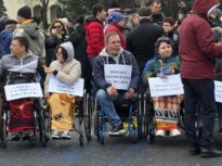 Protest în scaun cu rotile, la Guvern. Ce revendicări au persoanele cu dizabilități (Foto)