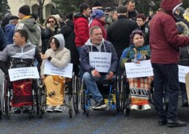 Protest al persoanelor cu dizabilități în fața Guvernului. Ce revendicări au (Foto)