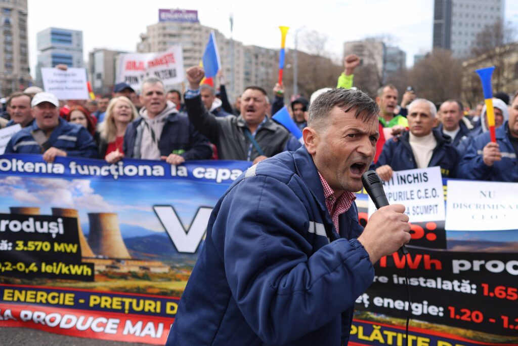 Minerii au protestat în fața Guvernului și au refuzat să plece acasă. S-au îmbrâncit cu jandarmii, forțele de ordine au folosit gaze lacrimogene (Foto)