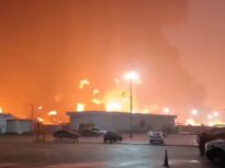 Incendiu devastator la o rafinărie din Mexic: 5 oameni au murit. Ploile au declanșat o deversare masivă de petrol (Video)