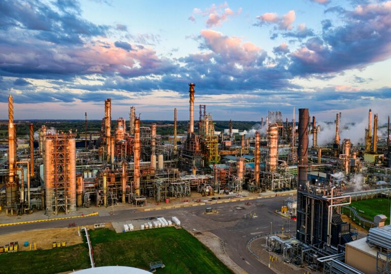 Prețul petrolului sare peste 100 de dolari pe baril, piețele globale se clatină. Se scumpesc și uleiurile comestibile și cerealele