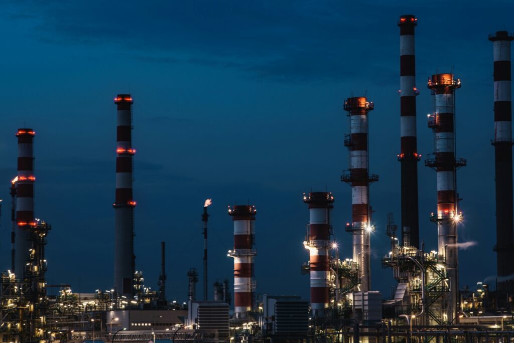 Prețul petrolului a depășit 90 de dolari pe baril și crește în continuare