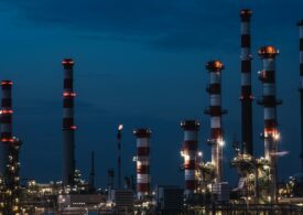 Prețul petrolului a depășit 90 de dolari pe baril și crește în continuare