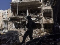 Ziua 27 de război în Orient Trump mai dă încă 10 zile de răgaz, pentru că iranienii „îl imploră” pentru un acord. Negocieri confirmate în Pakistan, în weekend. Comandantul responsabil de blocarea Ormuz a fost eliminat