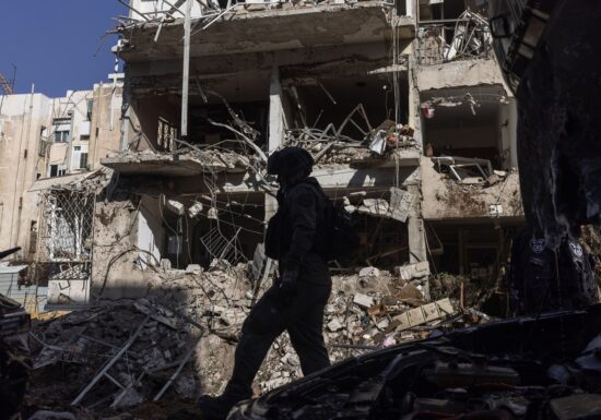 <span style="color:#990000;">LIVE</span> Comandantul responsabil de blocarea Ormuz a fost eliminat. Trump spune că iranienii îl imploră să facă un acord și a dezvăluit care era cadoul misterios. Rebelii Houthi vor și ei la război