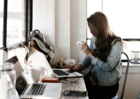 O fată din Olt și-a trimis singură amenințări pe rețelele sociale, apoi a acuzat un profesor că o hărțuiește