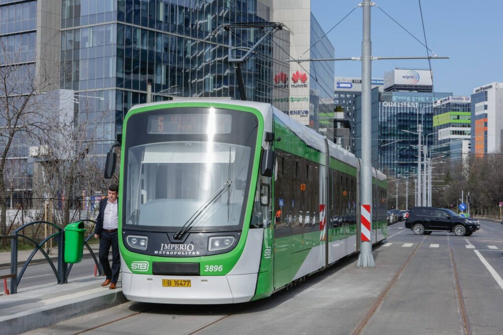Tramvaiul 5 a revenit pe șine după doi ani de pauză