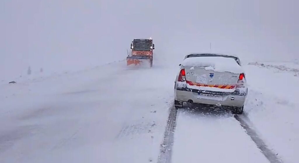 Cod portocaliu de ninsoare și vânt puternic la munte. S-a depus deja un strat de zăpadă de peste 35 de centimetri în mai multe zone (Foto & Video)