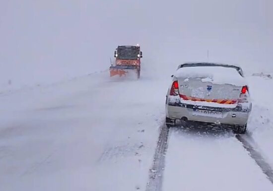 Cod portocaliu de ninsoare și vânt puternic la munte. S-a depus deja un strat de zăpadă de peste 35 de centimetri în mai multe zone (Foto & Video)