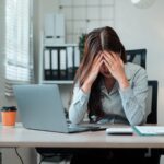 Depresia la locul de muncă. Cum ne afectează productivitatea și când e momentul să cerem ajutor