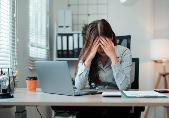 Depresia la locul de muncă. Cum ne afectează productivitatea și când e momentul să cerem ajutor