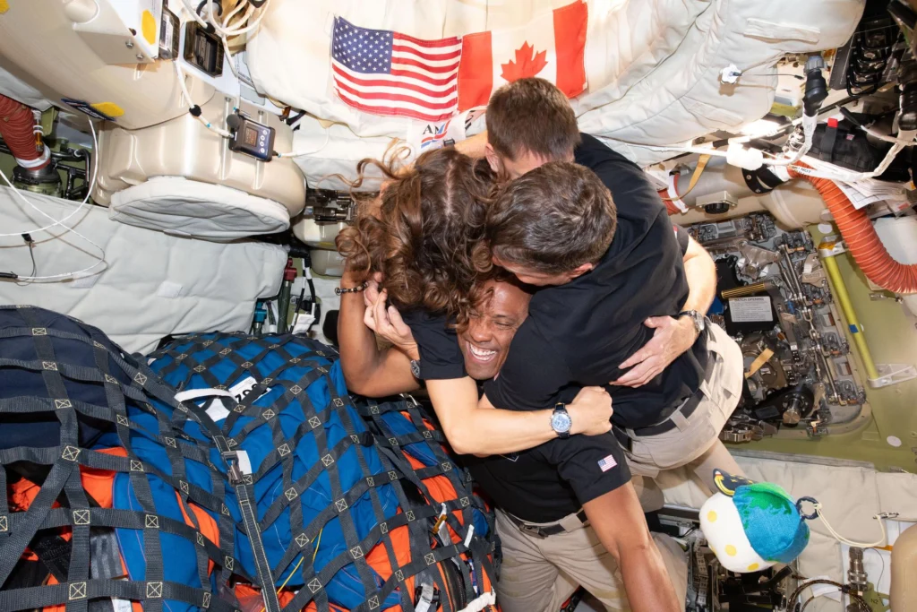 Artemis II s-a întors pe Pământ după un zbor istoric în jurul Lunii. NASA spune că este „doar începutul” (Video)
