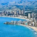 Orașul din Spania unde o bere costă sub 2 euro. Plaje superbe și vacanțe accesibile pentru turiști