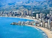 Orașul din Spania unde o bere costă sub 2 euro. Plaje superbe și vacanțe accesibile pentru turiști