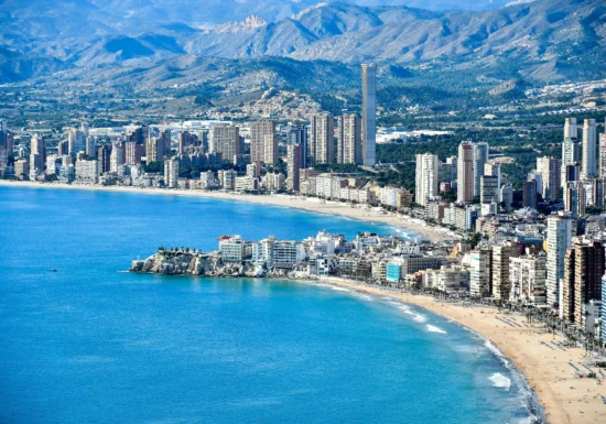 Orașul din Spania unde o bere costă sub 2 euro. Plaje superbe și vacanțe accesibile pentru turiști