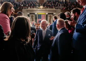 Regele Charles, misiune îndeplinită la curtea monarhului nebun al Americii