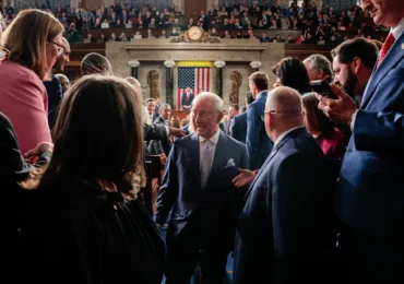 Regele Charles, misiune îndeplinită la curtea monarhului nebun al Americii