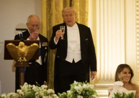 Trump, ironizat de regele Charles la Casa Albă: Dacă nu eram noi, ați vorbi franceza. Glume despre sala de bal (Video)