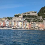 Locul din Italia vizitat de turiști pentru „drumul iubirii”. Ghid complet pentru cea mai colorată coastă a Mediteranei