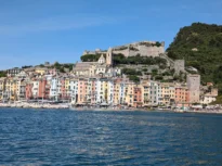 Locul din Italia vizitat de turiști pentru „drumul iubirii”. Ghid complet pentru cea mai colorată coastă a Mediteranei