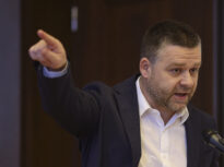 Ciucu desființează 400 de posturi din PMB și comasează diverse instituții. Scandal și amenințări, la vot, în Consiliul General: „Știm că s-au făcut blaturi”. Răspunsul primarului