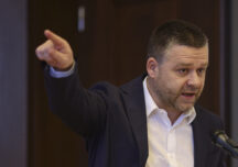 Ciucu desființează 400 de posturi din PMB și comasează diverse instituții. Scandal și amenințări, la vot, în Consiliul General: „Știm că s-au făcut blaturi”. Răspunsul primarului