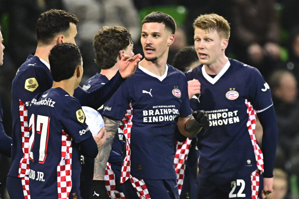 PSV și Dennis Man, cu o mână pe trofeul de campioană a Olandei