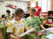 Peste 27.000 de copii români beneficiază de serviciile centrelor de zi pentru prevenirea separării copilului de familie. Un număr insuficient